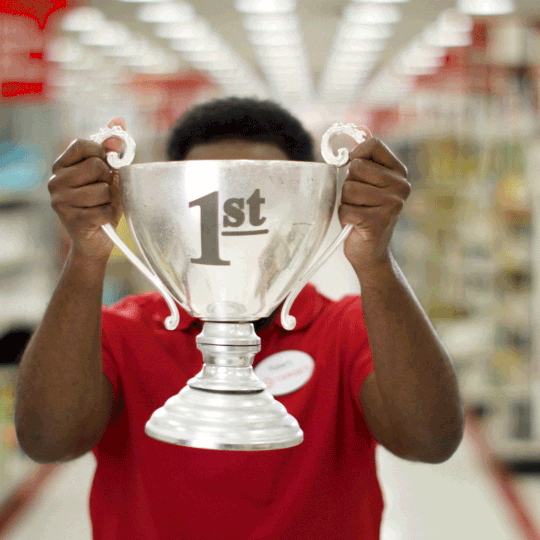 Giphy Homem segurando troféu