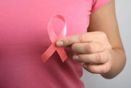 Pixabay - waldryano Desenho de mulher usando camiseta branca com a fitinha rosa para conscientização do câncer de mama.