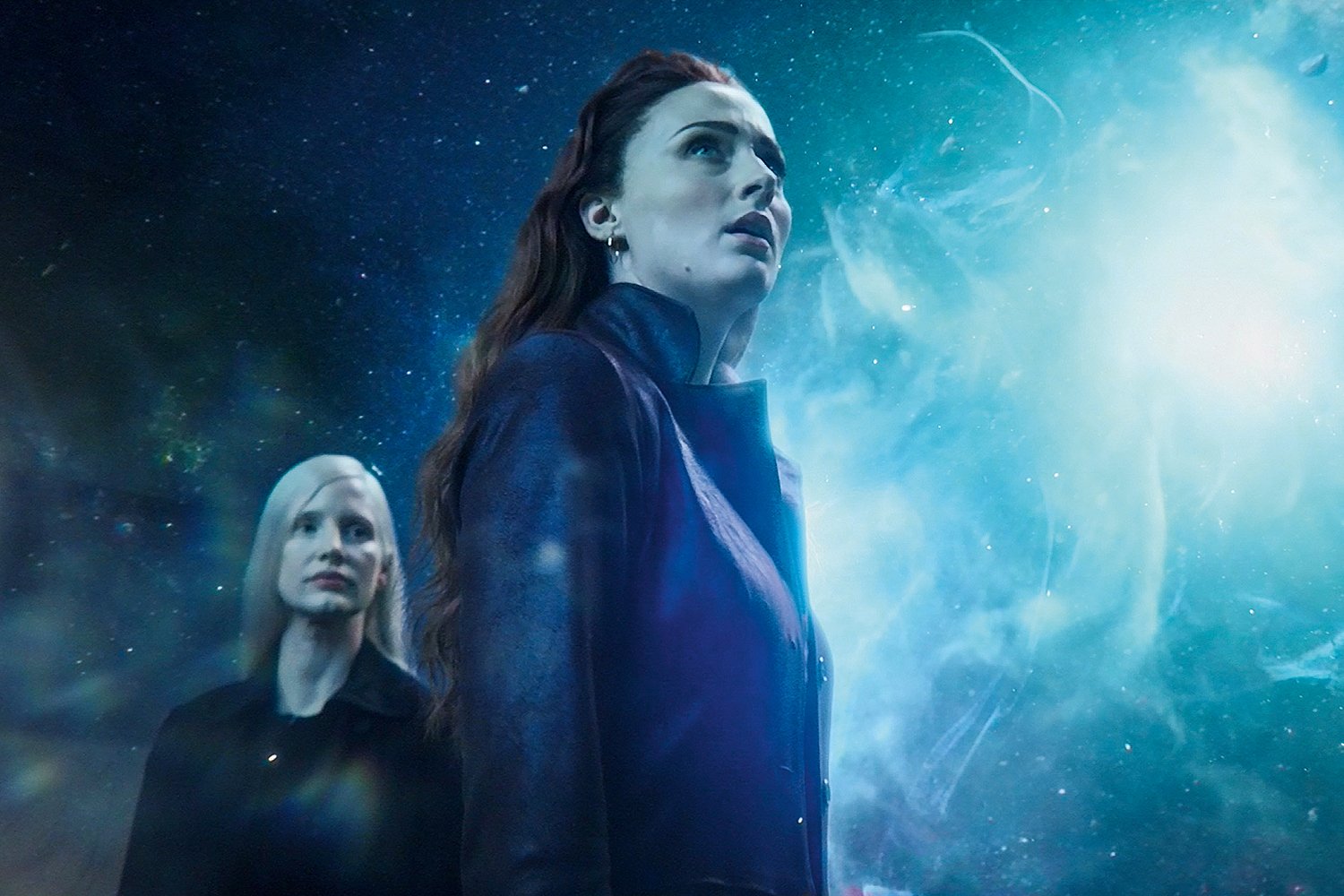 Divulgação X-Men. Personagem Jean Grey olhando para cima em cena de filme.
