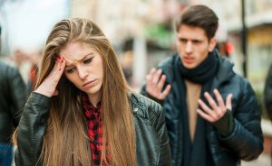 iStock Mulher descontente e homem falando