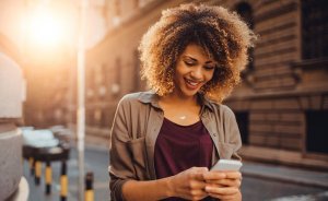 iStock Mulher olhando celular