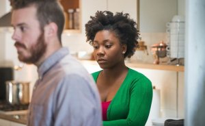 iStock Mulher com feição triste e companheiro