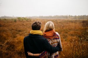 Por: Pixabay Casal abraçados sentados no gramado de costas