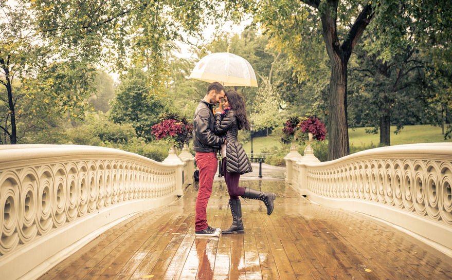 Casal com guarda chuva em ponte
