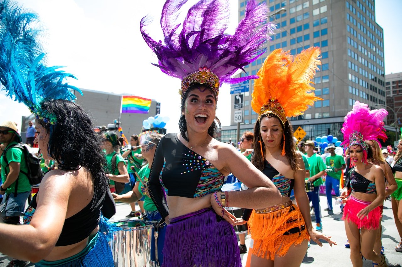 Mulheres fantasiadas indo para desfile de carnaval