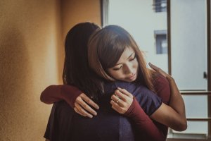 123rf Meninas se abraçando