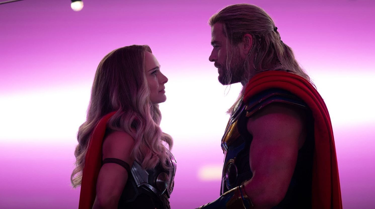 Natalie Portman e Chris Hemsworth em frame do novo filme de Thor