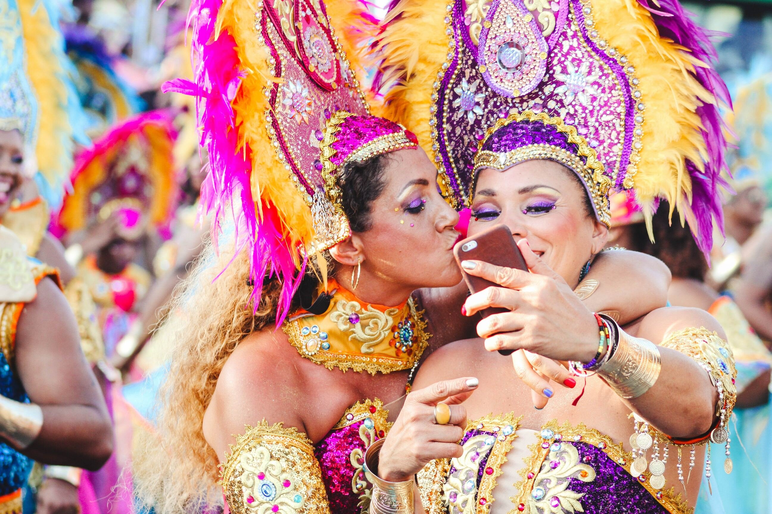 Mulheres fantasiadas de carnaval tirando selfie