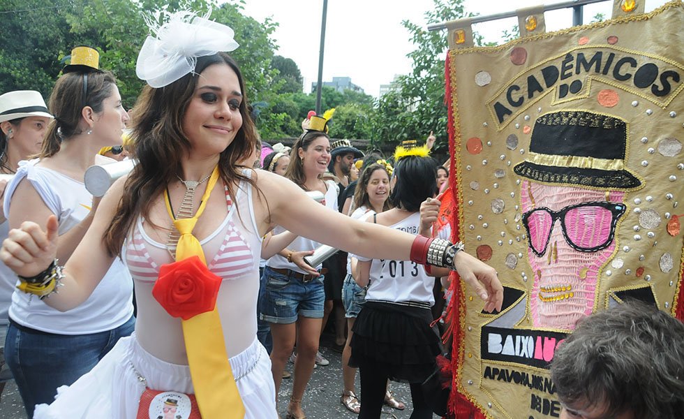 Alessandra Negrini dançando em bloco de carnaval
