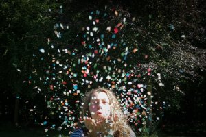 Por: angelique rademakers - RESHOT Mulher assoprando confetes