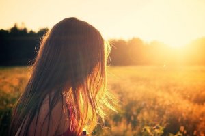 Pixabay Menina em campo com Sol ao fundo