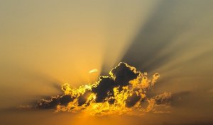 Imagem de lmaresz por Pixabay Sol atrás de nuvem