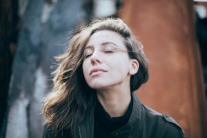 Unsplash - por Inspira, Respira E Não Pira Mulher de olhos fechados respirando fundo.