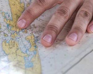 Por: Milada Vigerova Pessoa com a mão no mapa