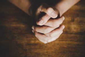 Thumbnail Large Unsplash Mãos entrelaçadas orando