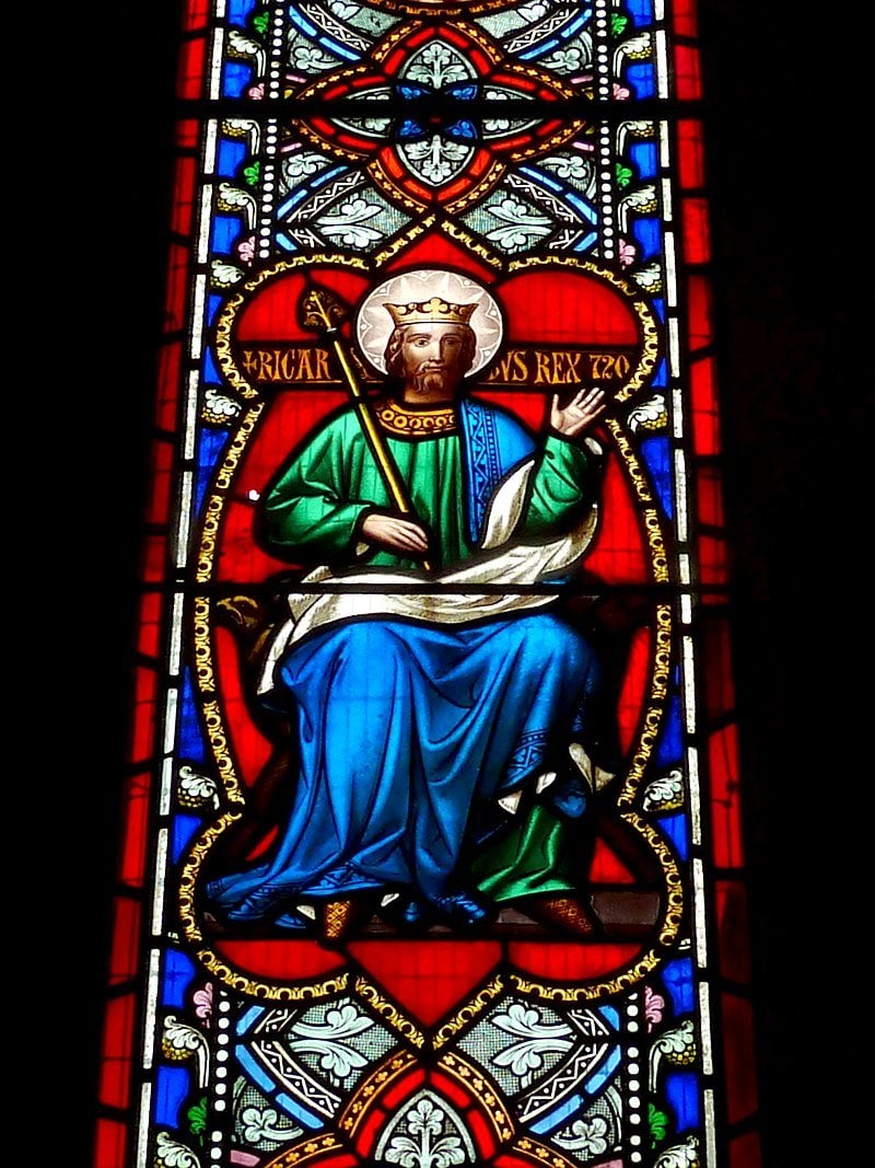 Vitral de São Ricardo na igreja St Ricarius Church, em West Yorkshire, Inglaterra.