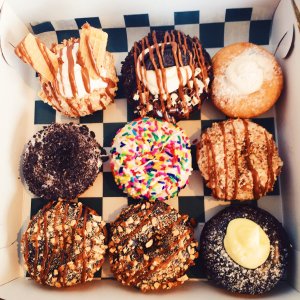 Kris L. Reshot Caixa com donuts