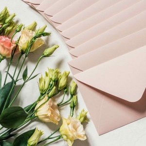Diana akhmetian Envelopes com flores ao lado