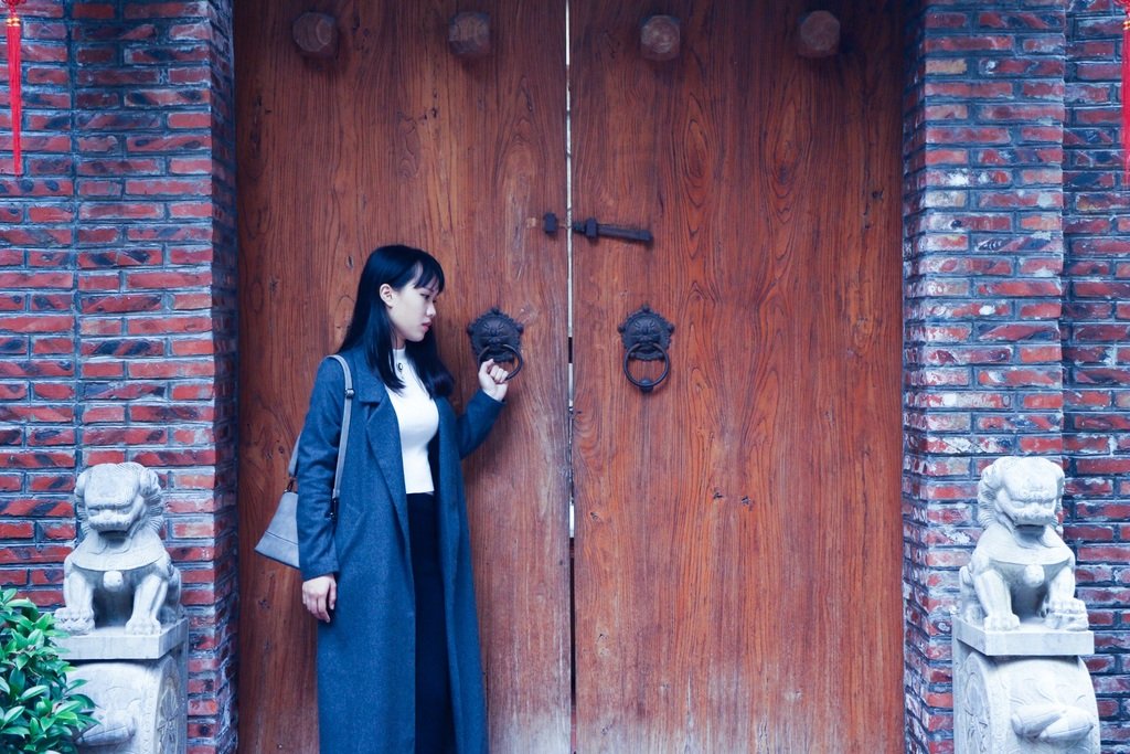 Pxhere Mulher batendo em uma porta de entrada.