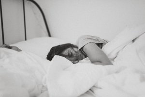 Unsplash/Kinga Cichewicz Mulher deitada dormindo