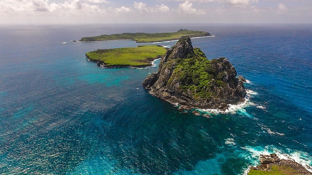 Arquipélago de Fernando de Noronha, em vista aérea.