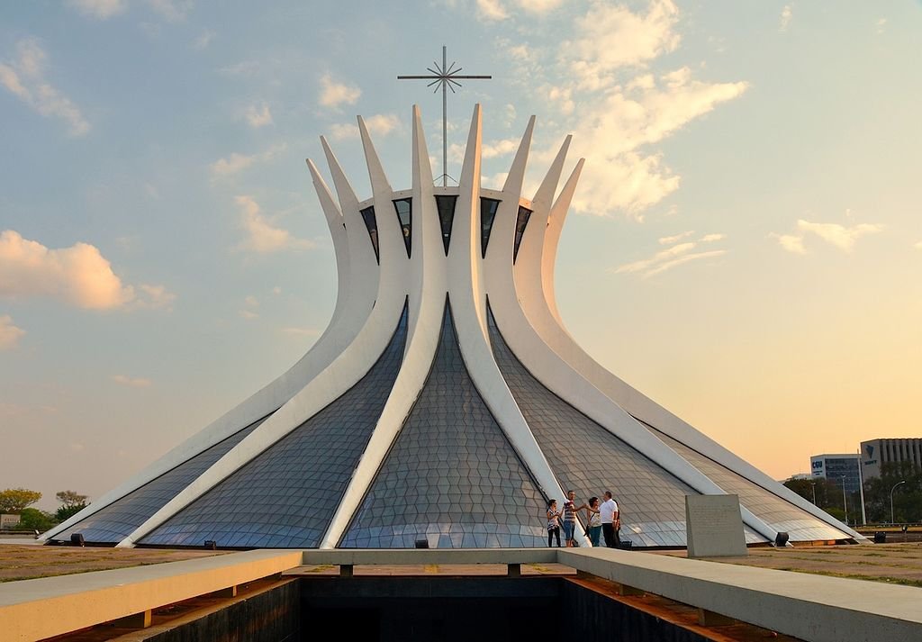 Catedral Metropolitana de Brasília durante o dia.