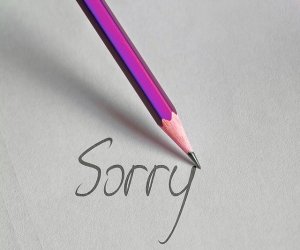 Unsplash Lápis escrevendo 'Sorry' (desculpe, em inglês)