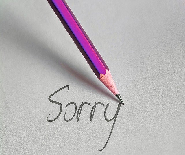 Lápis escrevendo 'Sorry' (desculpe, em inglês)