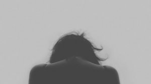Pixabay Mulher de cabeça baixa e de costas