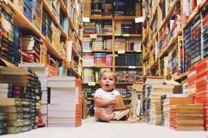 Rachel Gagnon Bebê no chão da biblioteca