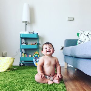 K Dwyer Reshot Bebê sentado no tapete da sala
