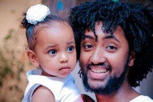Unsplash Pai sorrindo e segurando filha