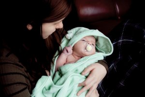 Unsplash Mãe segurando filha bebê