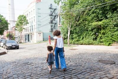 Mãe e filha andando na rua
