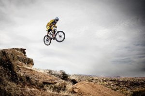 Pixabay Ciclista pulando pedras