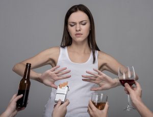 123rf Mulher afastando bebidas de outras pessoas