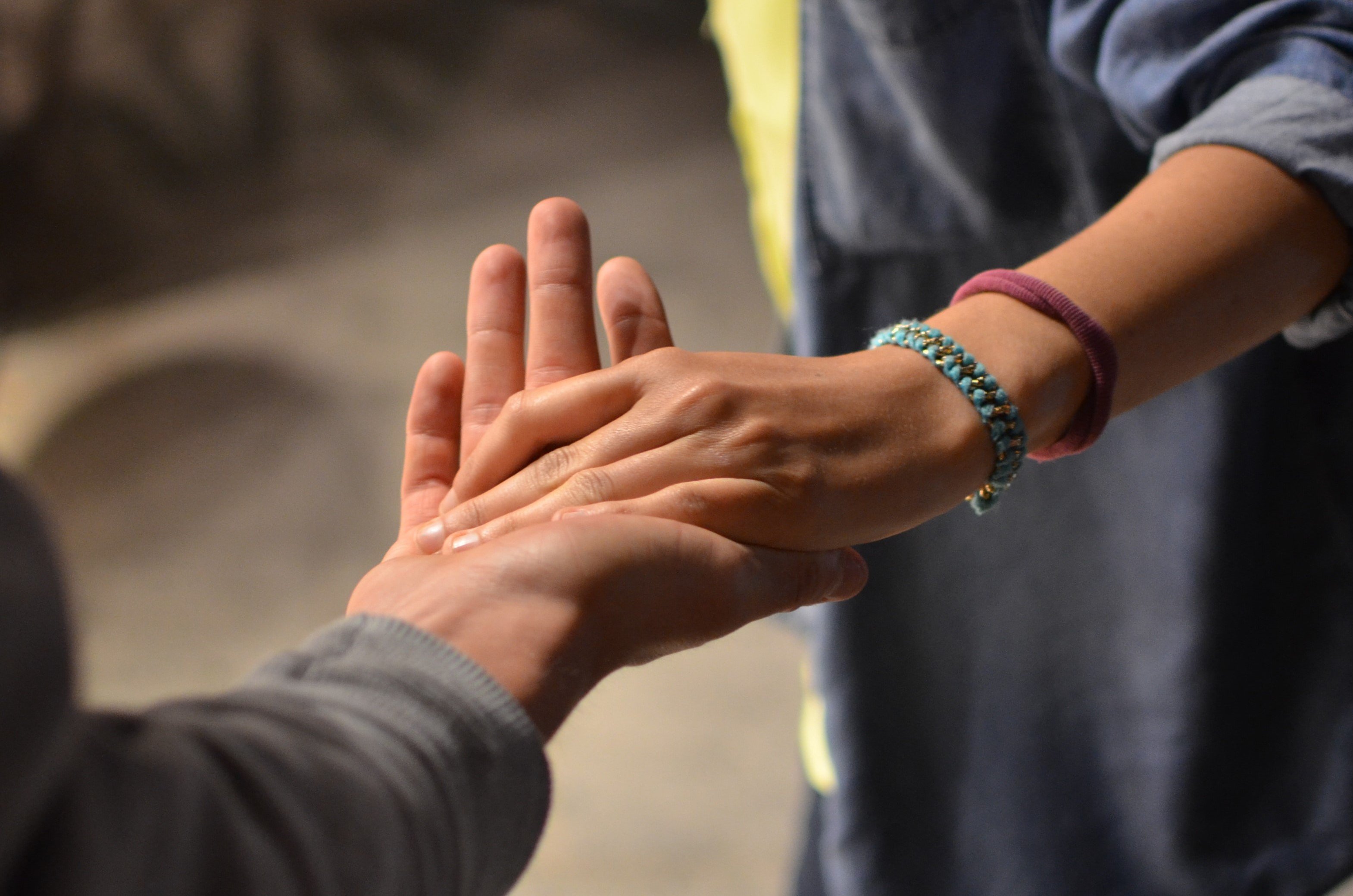 Pessoa segurando a mão de outra pessoa