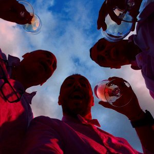 Reshot Três homens tomando bebidas
