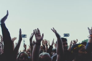 Markus Spiske - Unsplash Grupo de pessoas em um show com as mãos para cima