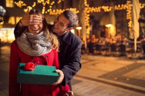 Mensagens Com Amor Homem dando presente para mulher e sorrindo