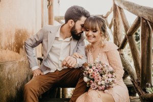 Unsplash/Jonathan Borba Homem apoiando-se em mulher sorridente