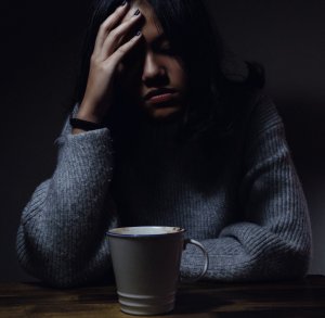 Unsplash Mulher com a mão na cabeça triste