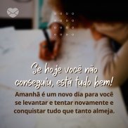 123rf Homem tomando banho de chuva com os olhos fechados.
