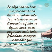 123rf Homem de chapéu sorrindo e olhando para cima.