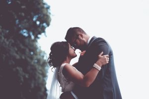 Foto por Andre Hunter no Unsplash Marido e esposa abraçados.