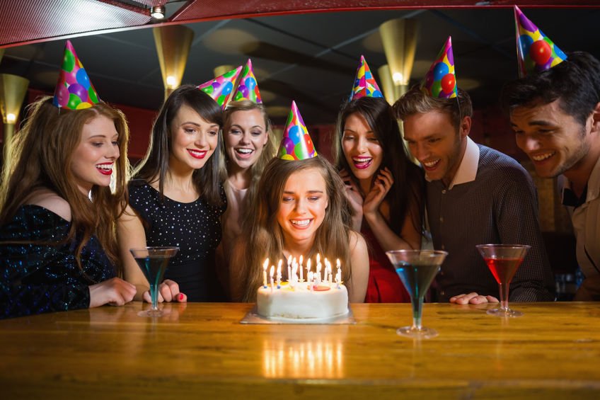 Отметить день рождения в баре. Празднование дня рождения. День рождения вечеринка. Люди празднуют день рождения. Друзья отмечают день рождения.
