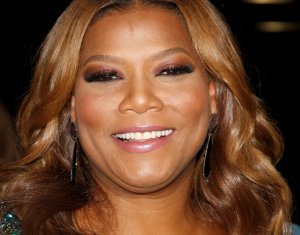 Correio Queen Latifah sorrindo em premiação