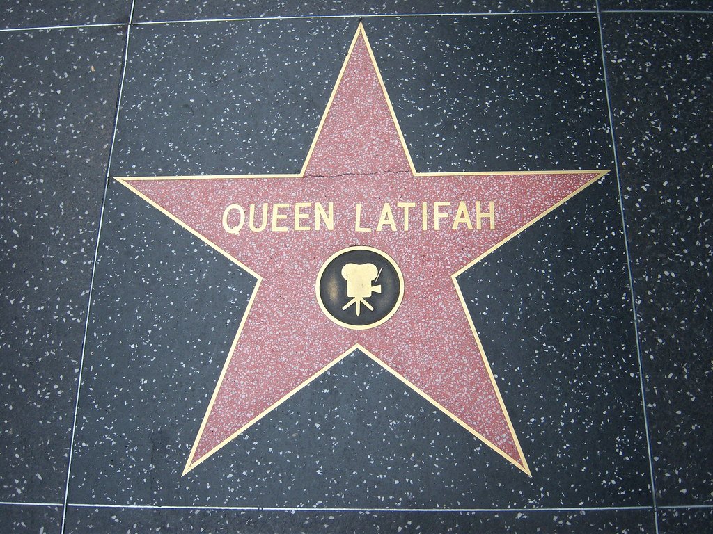 Azulejo com o nome de Queen Latifah na calçada da fama