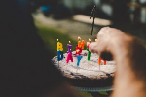 Jonas Humbel/Unsplash. Bolo com velas coloridas.