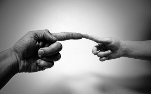 Pixabay/PublicDomainPictures Mão de adulto e de criança tocando dedos indicadores